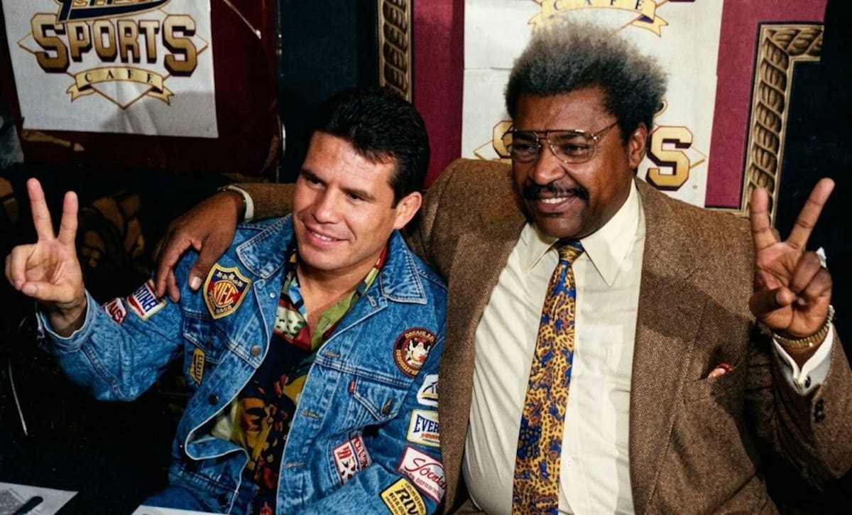 Julio César Chávez y Don King hacen la "V" de la victoria, al anunciar su pelea contra Frankie Mitchell para el 1 de agosto de 1992. (Foto: Archivo GH)