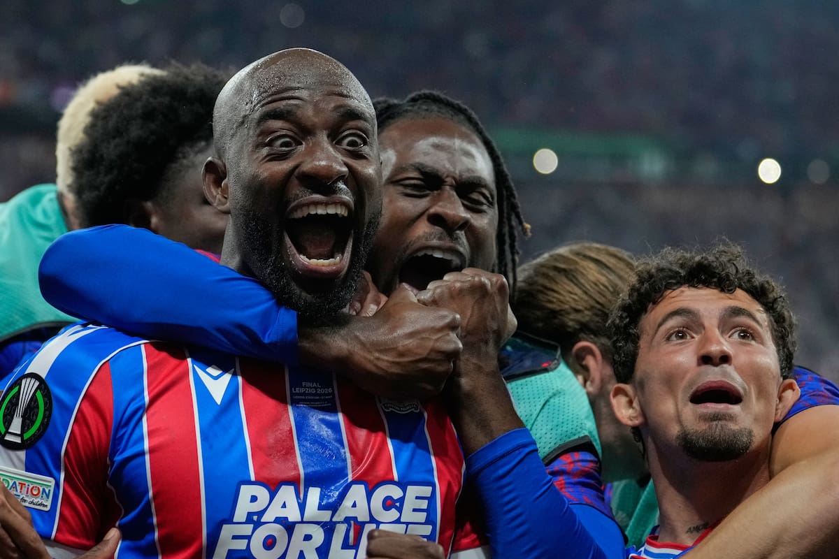 Jean-Philippe Mateta, izquierda, del Crystal Palace, celebra después de anotar durante la Final de la Europa Conference League entre Crystal Palace y Rayo Vallecano, el miércoles 27 de mayo de 2026, en Leipzig, Alemania. (AP Foto/Ebrahim Noroozi)