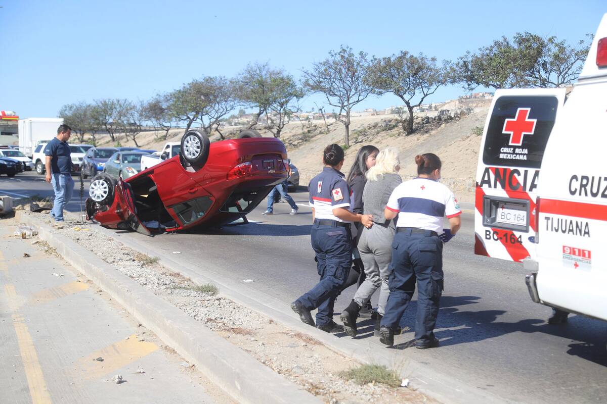 Familia sufre volcadura en la Vía Rápida