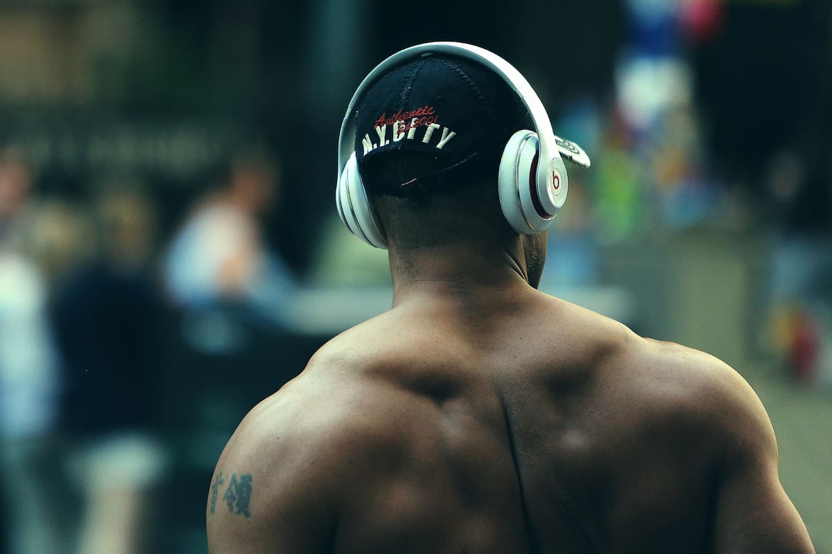 Auriculares durante el ejercicio: cómo pueden afectar tu oído y aumentar accidentes