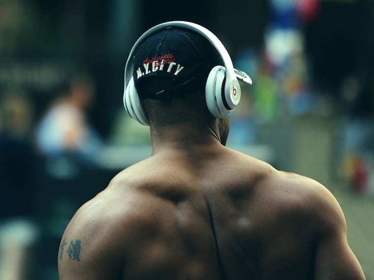 Auriculares durante el ejercicio: cómo pueden afectar tu oído y aumentar accidentes