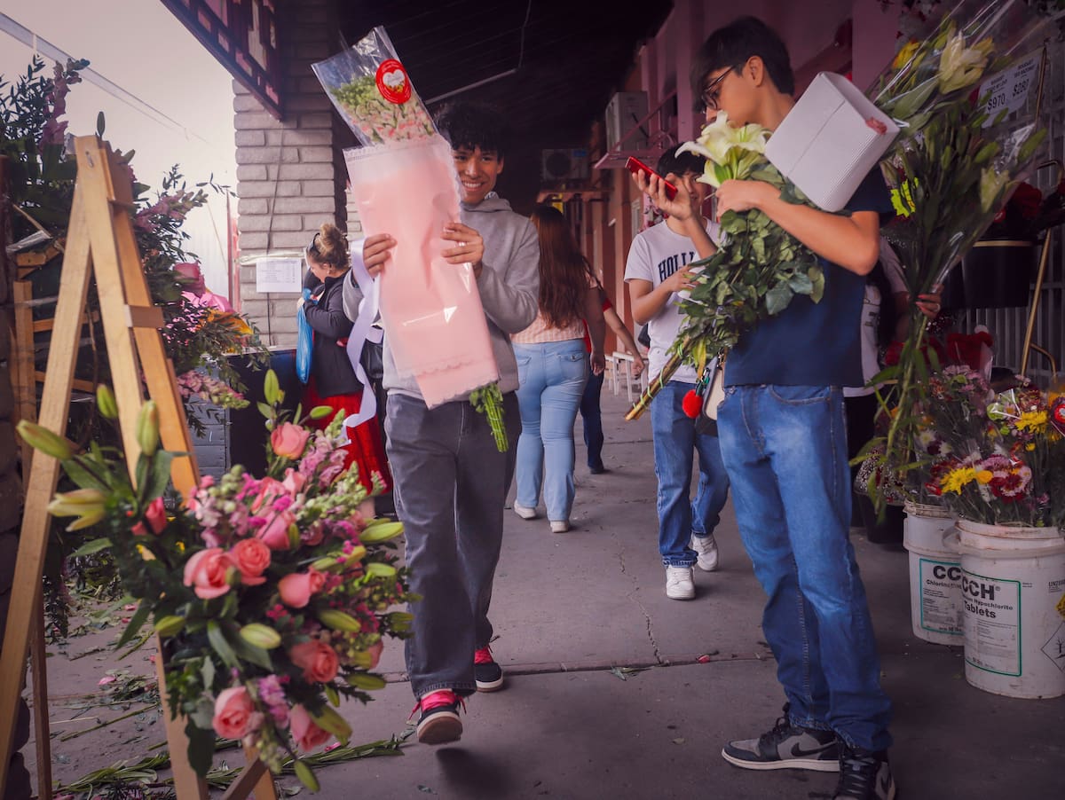 El espíritu de San Valentín inundó la ciudad. Con entusiasmo y alegría, los ciudadanos se alistaron con obsequios para celebrar el amor este 14 de febrero, dejándose ver por las calles en plena búsqueda del detalle perfecto.