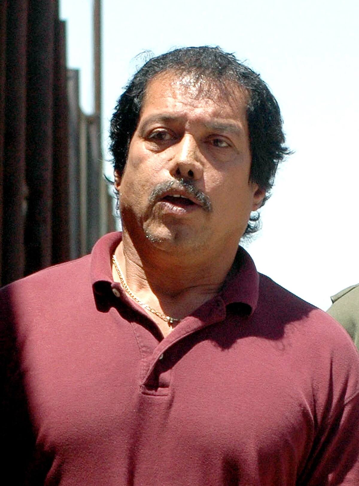 TIJ50712048. EL DEPARTAMENTO DE MIGRACION DE ESTADOS UNIDOS, DEPORTARON Y ENTREGARON A AGENTES DE LA AGENCIA FEDERAL DE INVESTIGACIONES AL PROFUGO ASALTA BANCOS Y SECUESTRADOR, ALFREDO RIOS GALEANA, ESTE MEDIO DIA POR LA GARITA INTERNACIONAL DE SAN YSIDRO, EN TIJUANA, BAJA CALIFORNIA.
NOTIMEX/FOTO/EDUARDO JARAMILLO/EJC/CLJ/