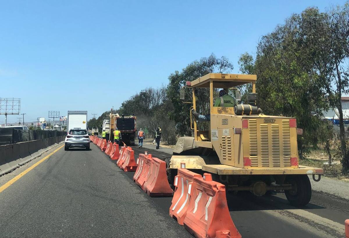 Trabajadores colocaron vallas de plástico para delimitar los carriles.