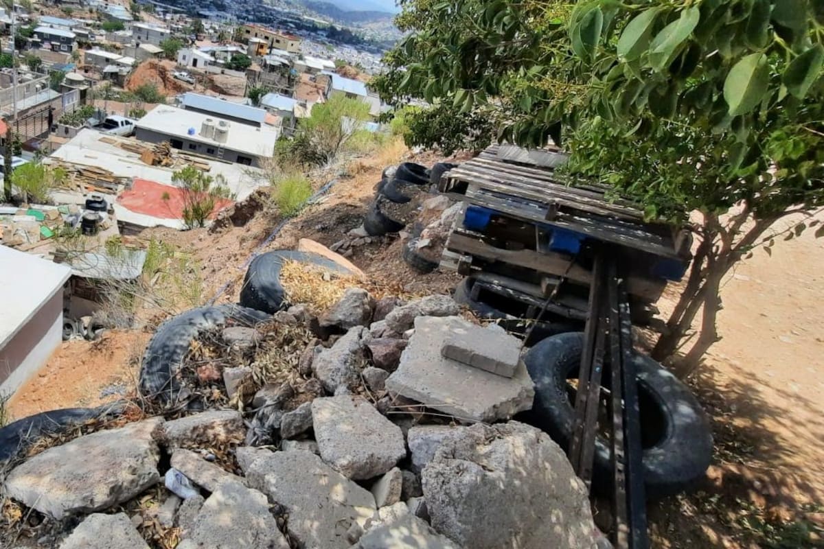 Muros hechos con llantas son un peligro en Nogales, advierte Protección Civil
