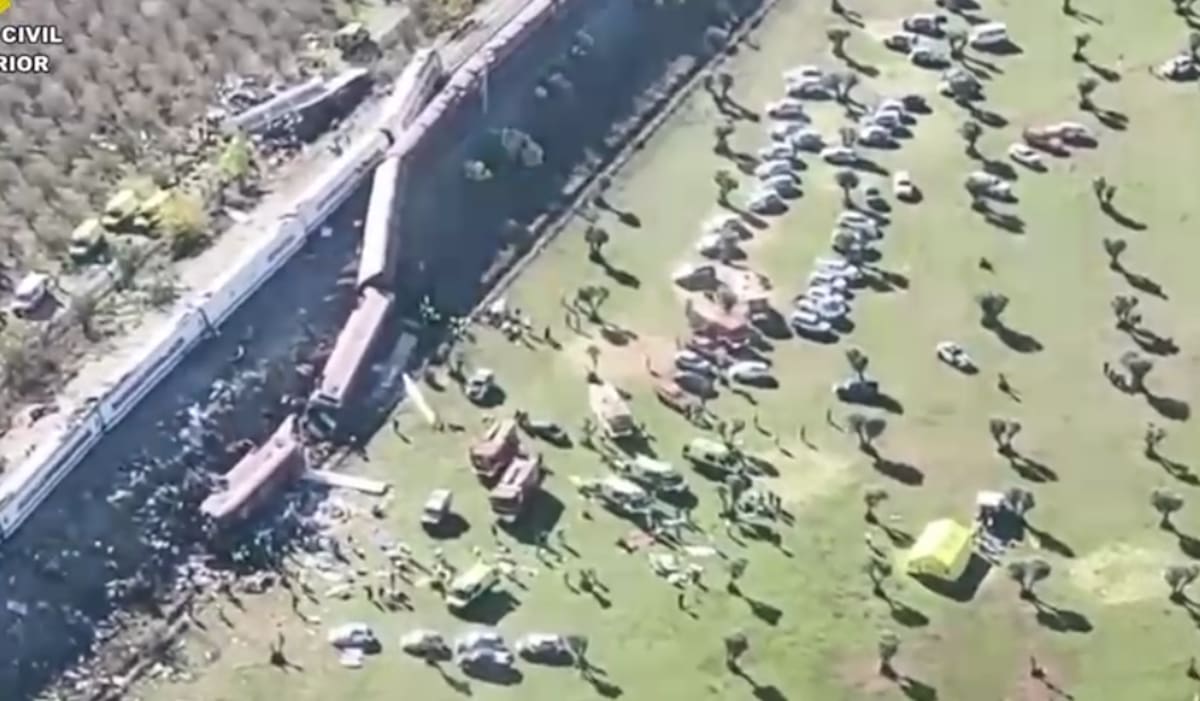 Choque de trenes de alta velocidad en España deja decenas de muertos; suspenden 24 partidos de la Copa del Rey