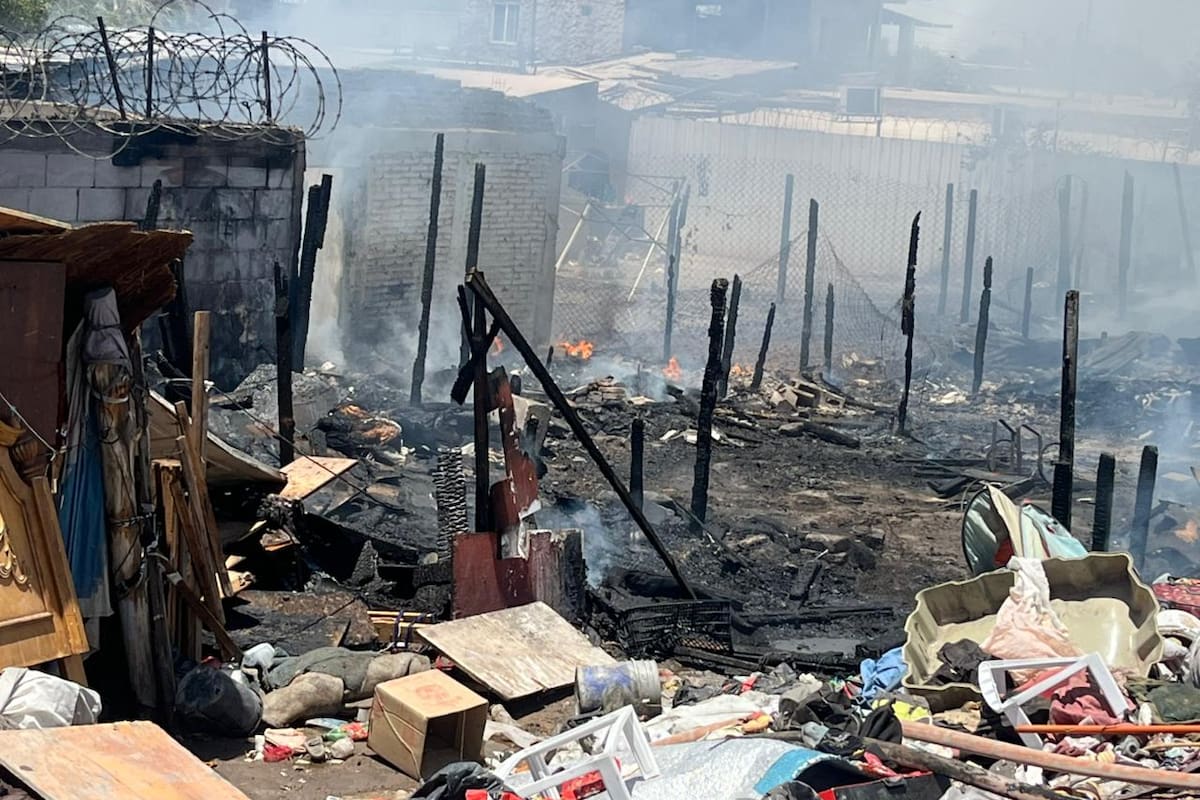 Voraz incendio consume casa en la Lucio Blanco