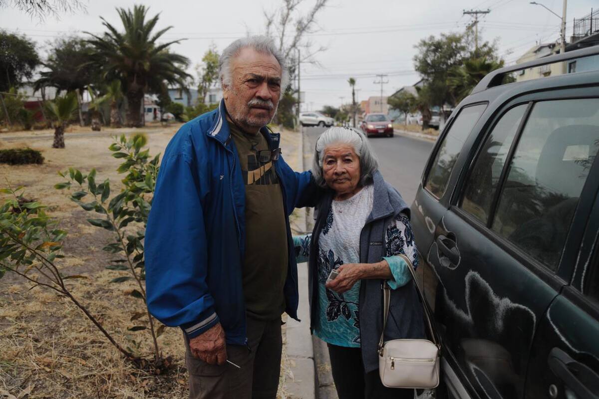 Pareja de adultos mayores acude a emitir su voto en Villa Fontana