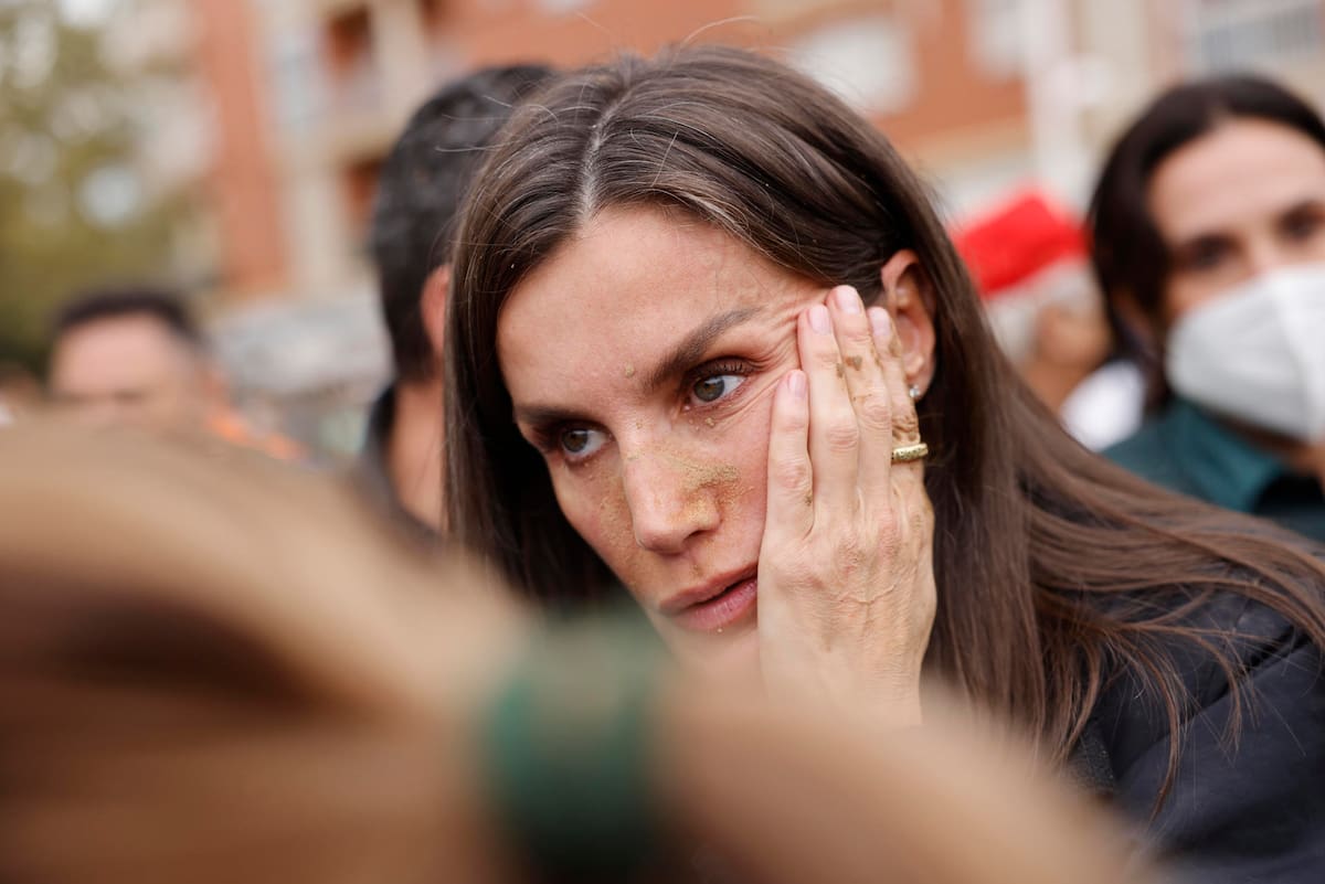 La reina Letizia en su visita a Pairporta tras devastación por DANA. | Crédito: EFE