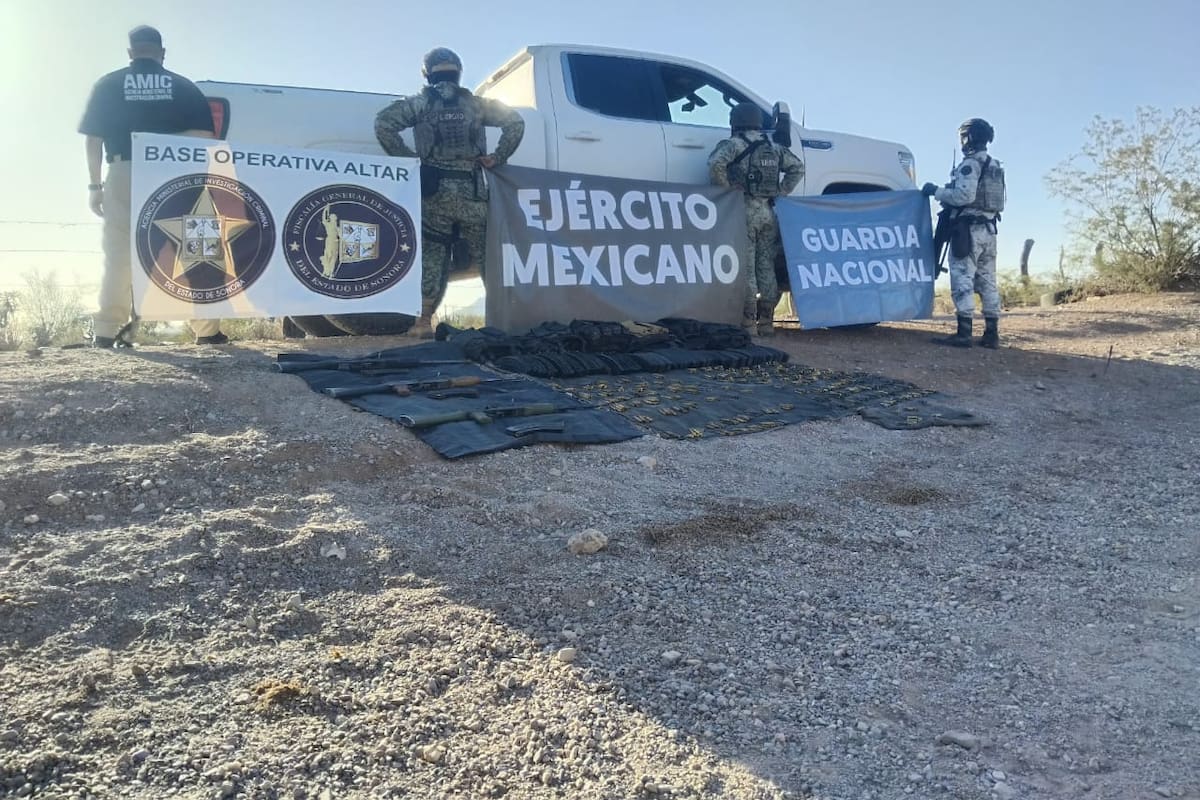 Aseguran arsenal y vehículo robado en operativo en Altar: Tres AK-47 y más de mil 500 cartuchos