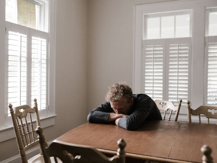 Trastorno Afectivo Estacional: Cómo el otoño afecta la salud mental de adultos jóvenes