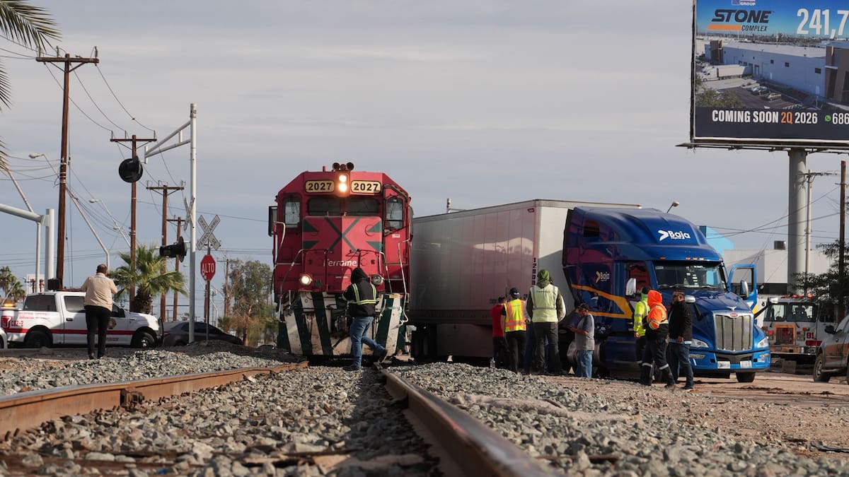 Tráiler se interpone en vías del ferrocarril y provoca choque