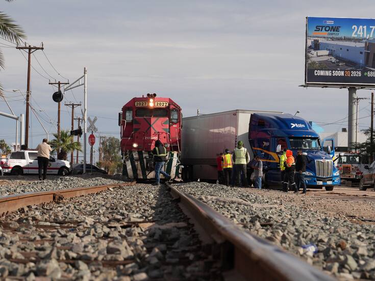 Tráiler se interpone en vías del ferrocarril y provoca choque