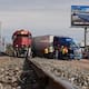 Tráiler se interpone en vías del ferrocarril y provoca choque