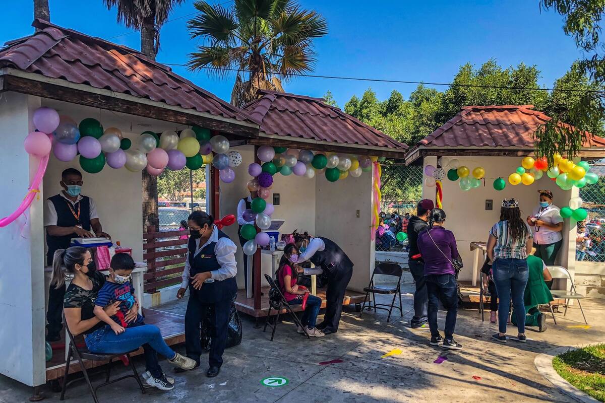 Se disfrazan enfermeros y adornan con globos puestos de vacunación en Ensenada