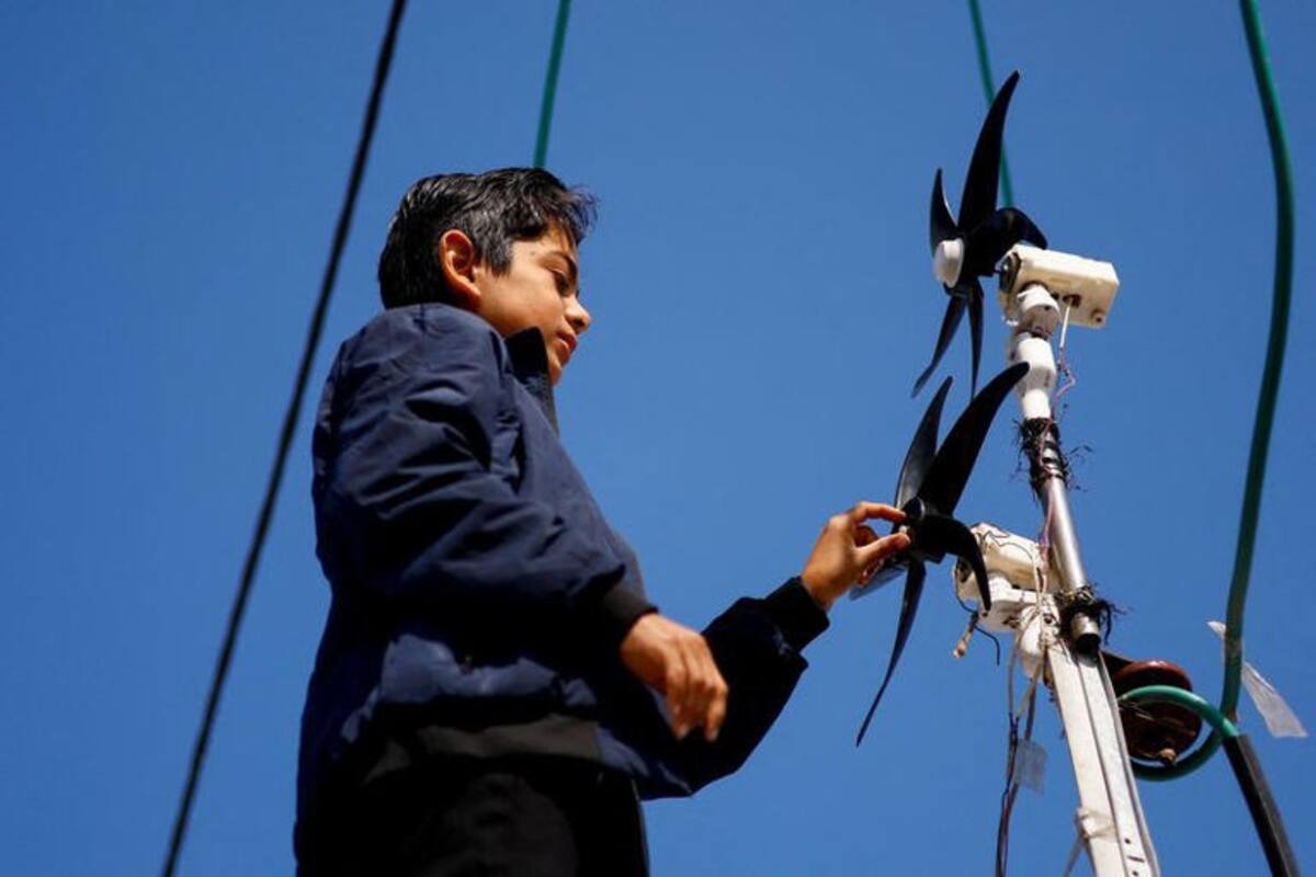 El “Newton de Gaza”: Adolescente de 15 años crea sistema para iluminar su campamento familiar tras ser desplazados por conflicto con Israel