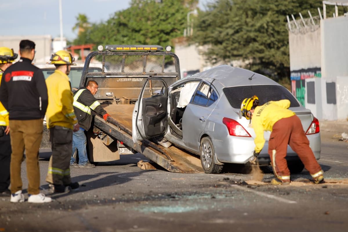 Vehículo choca contra el muro y vuelca en el Eje Central
