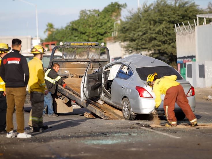Vehículo choca contra el muro y vuelca en el Eje Central