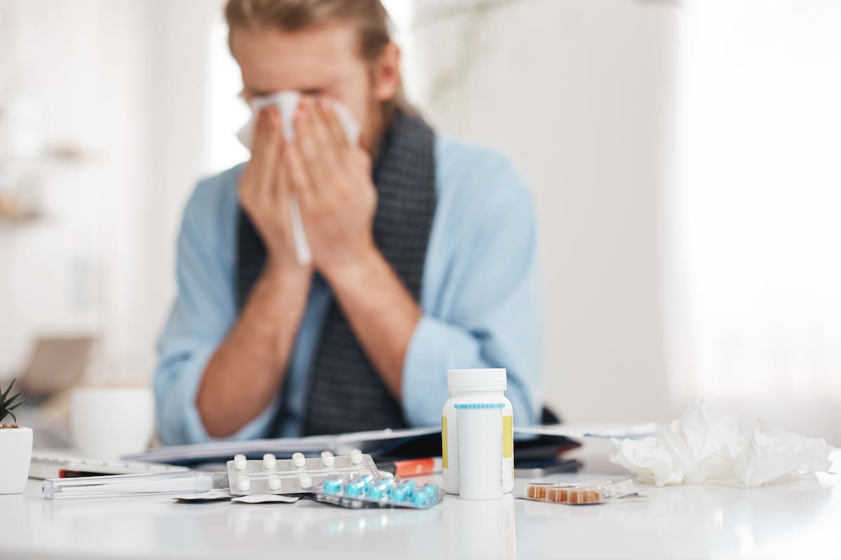 Esta condición física y psicológica genera diversas molestias colectivas y motiva entre el 20% y el 30% de las consultas médicas relacionadas con entornos de oficina en el país. | Magnific