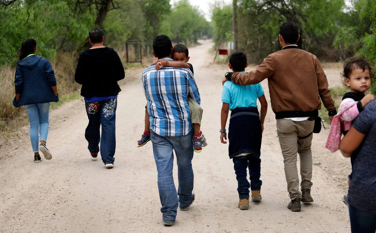 ARCHIVO - En esta fotografía de archivo del 14 de marzo de 2019, un grupo de familias migrantes recorren un camino poco antes de ser detenidas por la Patrulla Fronteriza cerca de McAllen, Texas. (AP Foto/Eric Gay, archivo)