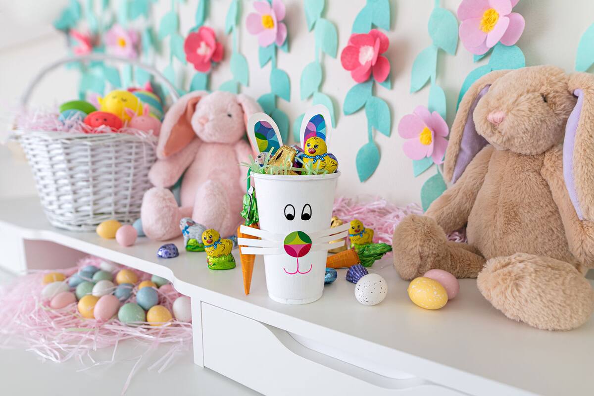 Decora huevos de pascua con materiales reciclados