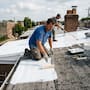 Pintaron de blanco los techos de 340 casas para reducir el calor y el consumo de aire acondicionado, logrando bajar hasta 2.8 °C la temperatura de los techos y 560 kWh anuales de consumo