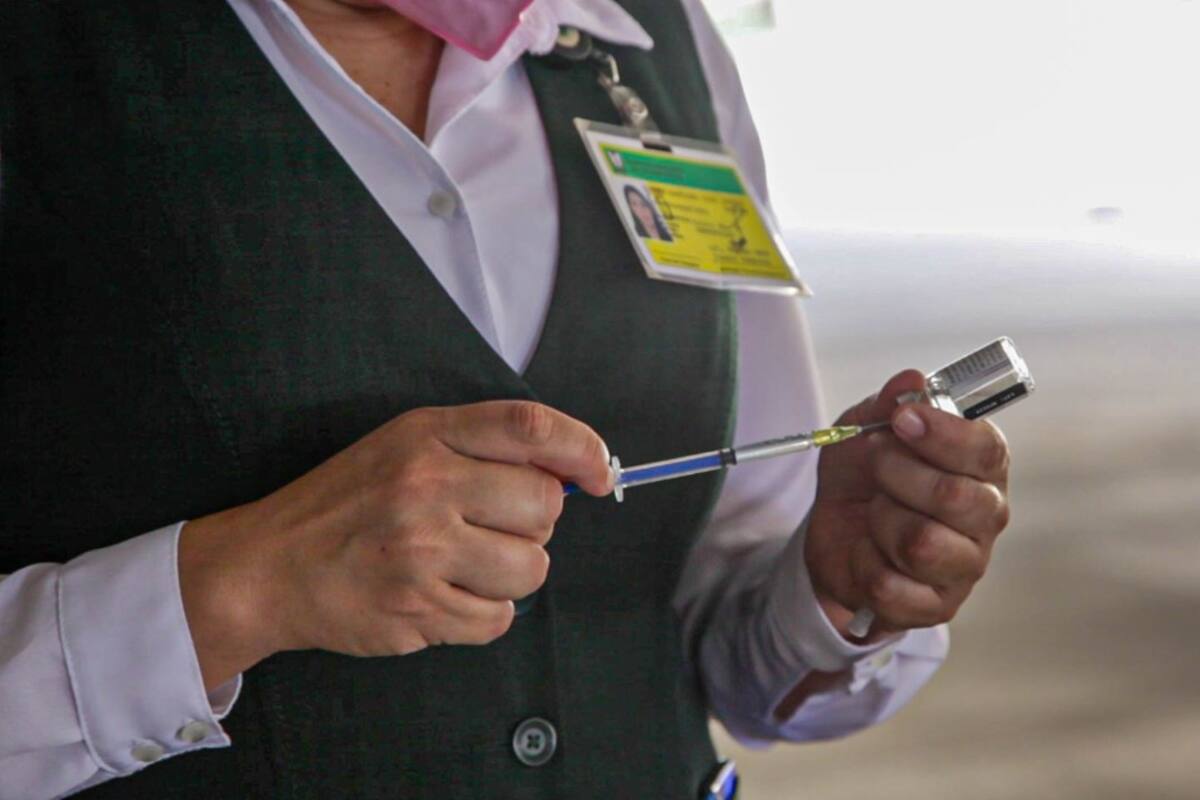 Vacuna CanSino contra la Covid: Qué tan eficaz es, qué efectos secundarios causa y de qué está hecha