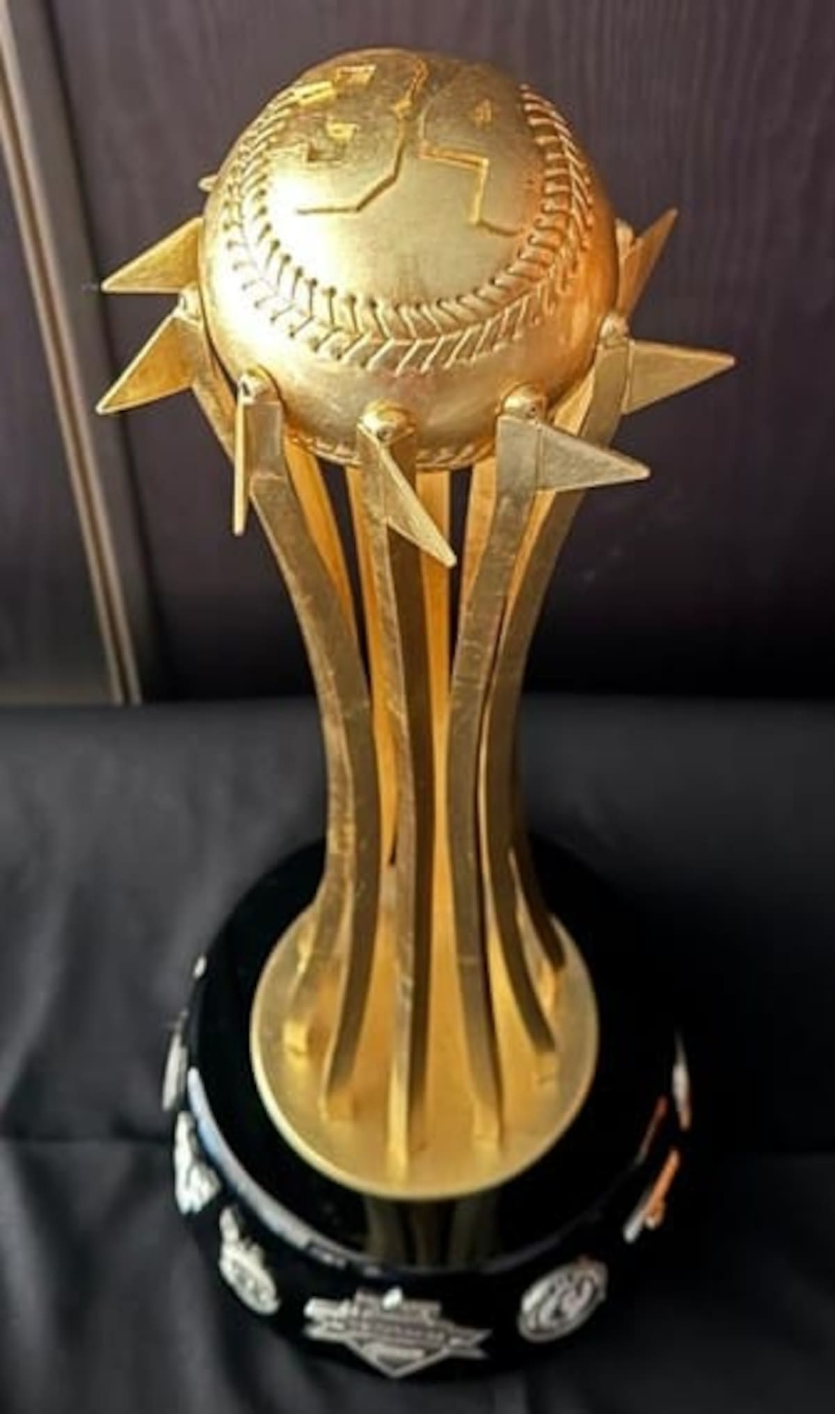 La Liga Mexicana del Pacífico rendirá homenaje a Fernando Valenzuela con el nuevo trofeo de campeón en color dorado y adornado con el número 34.