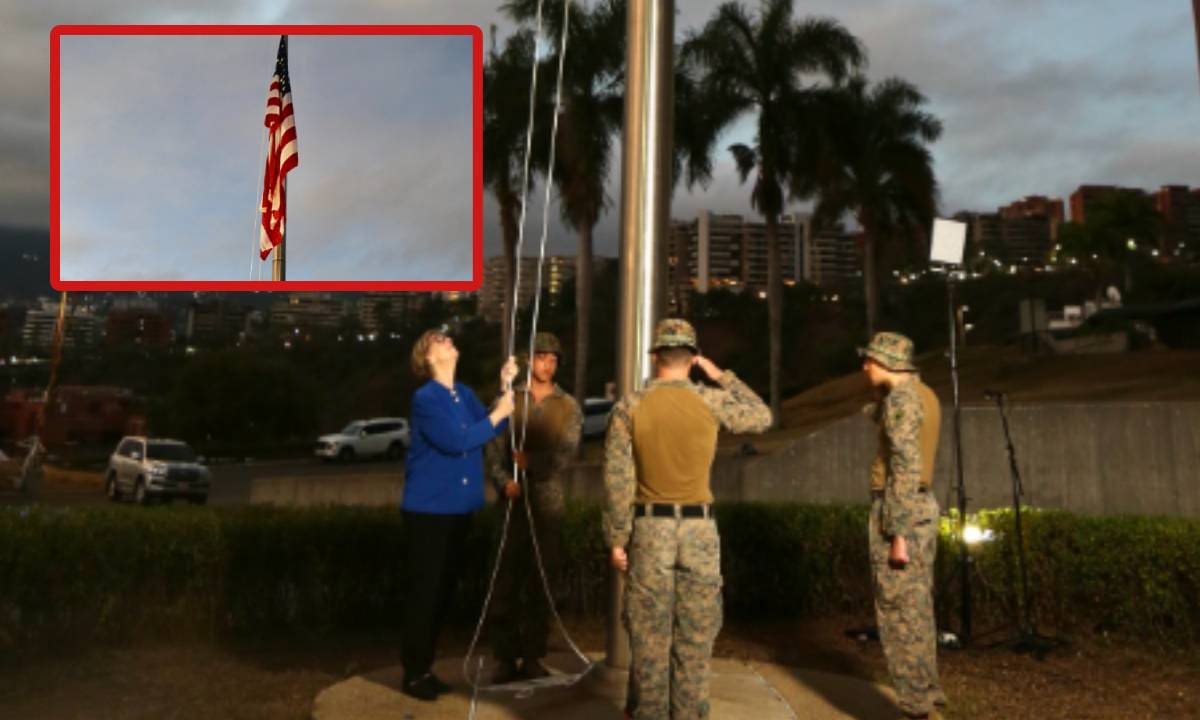Laura Dogu encargada de negocios de Estados Unidos en Venezuela estuvo a cargo.de izar la bandera en la embajada.