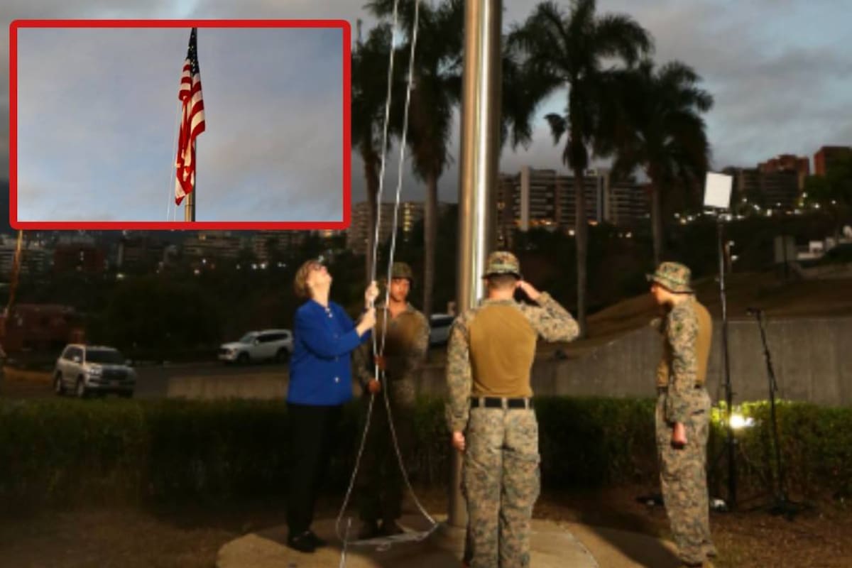 Izan nuevamente la bandera de EEUU en la Embajada de ese país en Venezuela, luego de permanecer por 7 años cerrada la sede diplomática