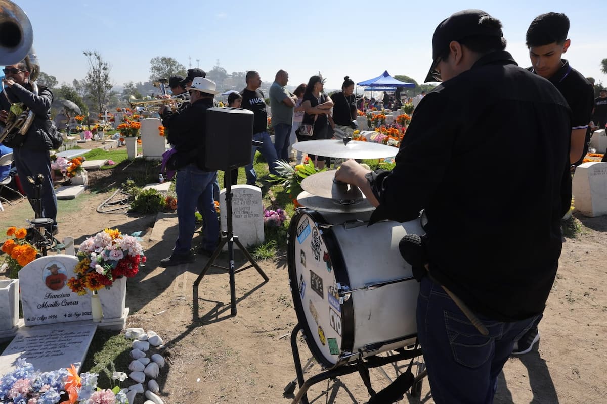 Los visitantes decoraron las tumbas con flores de cempasúchil y música de mariachis para recordar a sus seres queridos. Foto: Sergio Ortiz