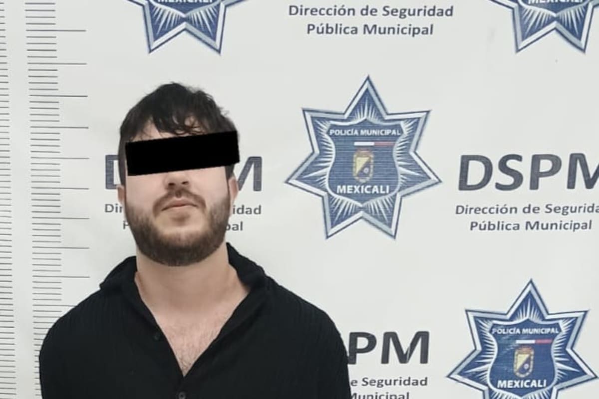 Agreden a policía y dañan patrulla tras ser interceptados por exceso de velocidad en la colonia Libertad