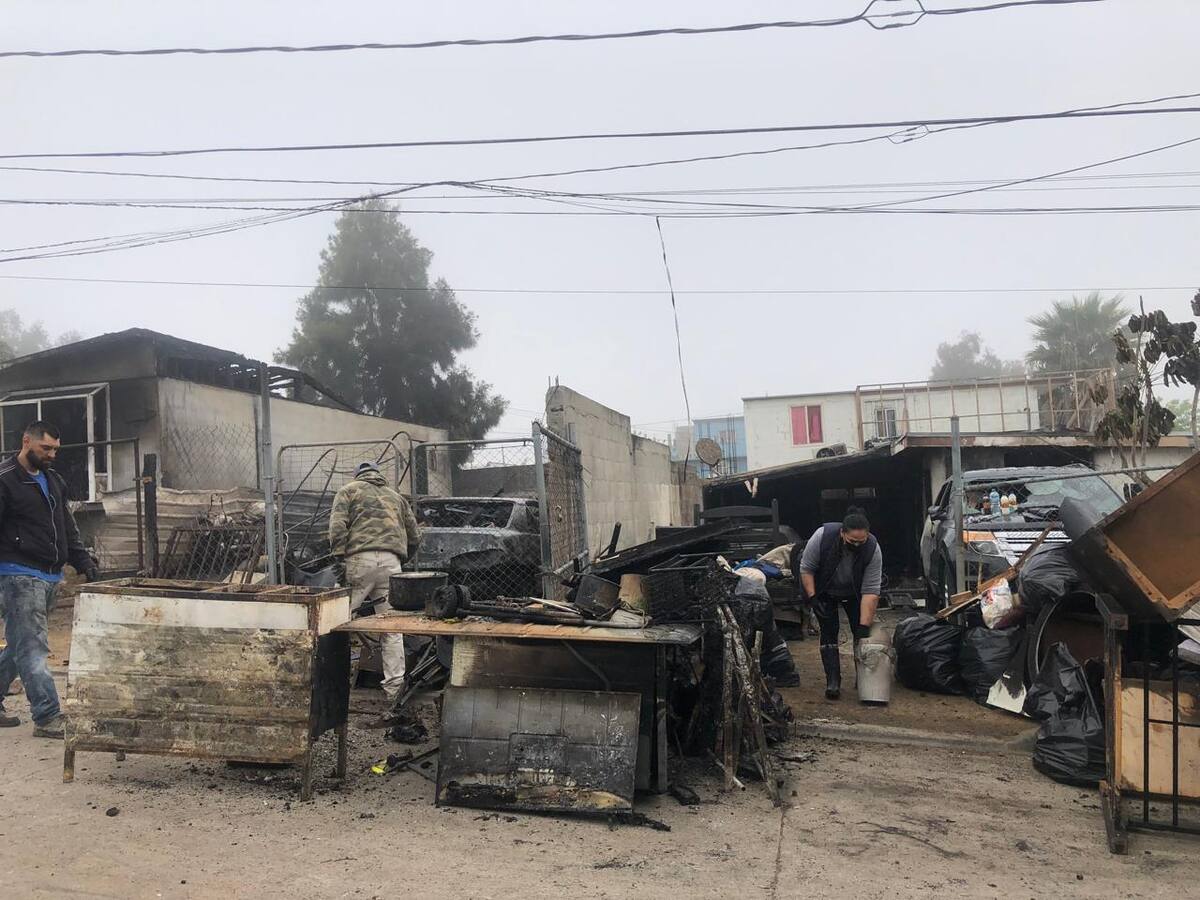 El fuego inició en un vehículo utilizado como vivienda en el terreno contiguo.