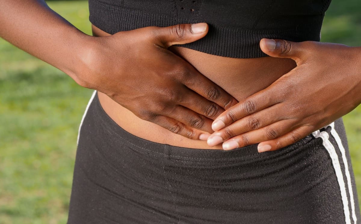 Para reducir la molestia asociada con los ruidos estomacales, se pueden seguir algunas pautas alimenticias y de estilo de vida.