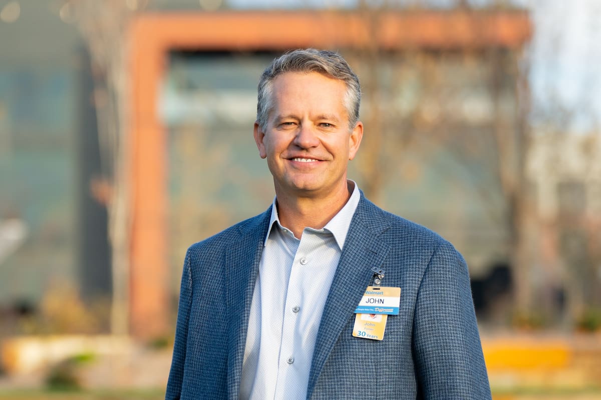 John Furner, el nuevo CEO de Walmart, inició como empleado por hora en Walmart en 1993, trabajando en la tienda de Bentonville, Arkansas. | Crédito: X @WalmartNews