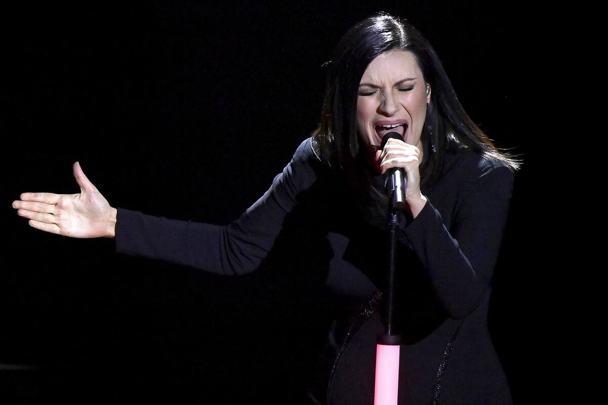 Laura Pausini sufre tremendo susto, hombre dispara arma de fuego en uno de sus conciertos