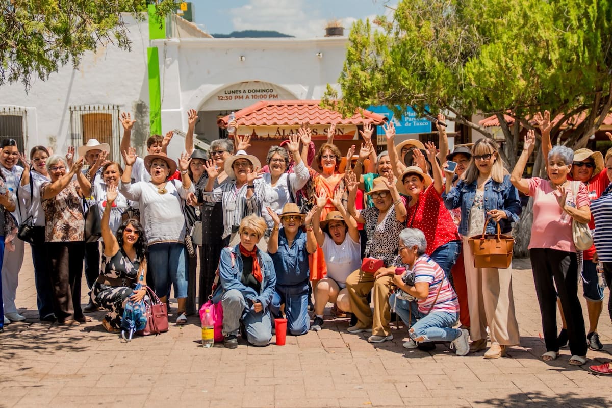 Álamos y Huatabampo reúnen a personas adultas mayores para celebrar su día con música, convivencia y un recorrido por la ciudad
