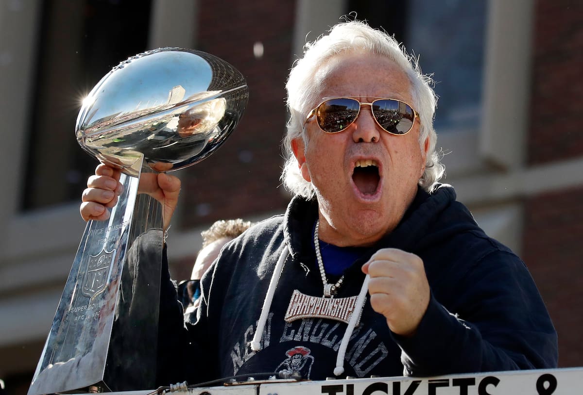 Robert Kraft, dueño de los Patriotas de Nueva Inglaterra, celebra el sexto Super Bowl ganado del equipo en 2019. (AP Photo/Elise Amendola)