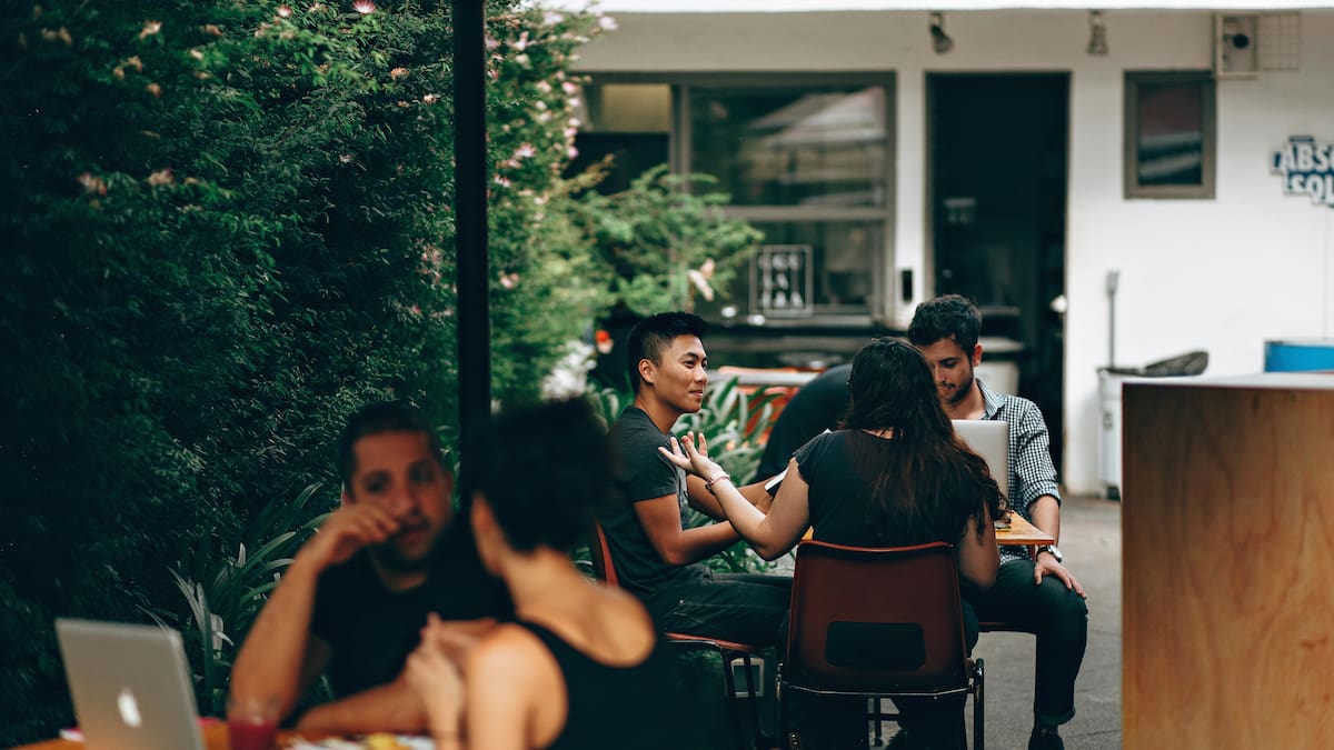 Experta en etiqueta revela que muchos clientes rompen reglas no escritas en cafeterías, como usar el lugar como oficina o hablar en altavoz, y explica por qué estos hábitos afectan a todos