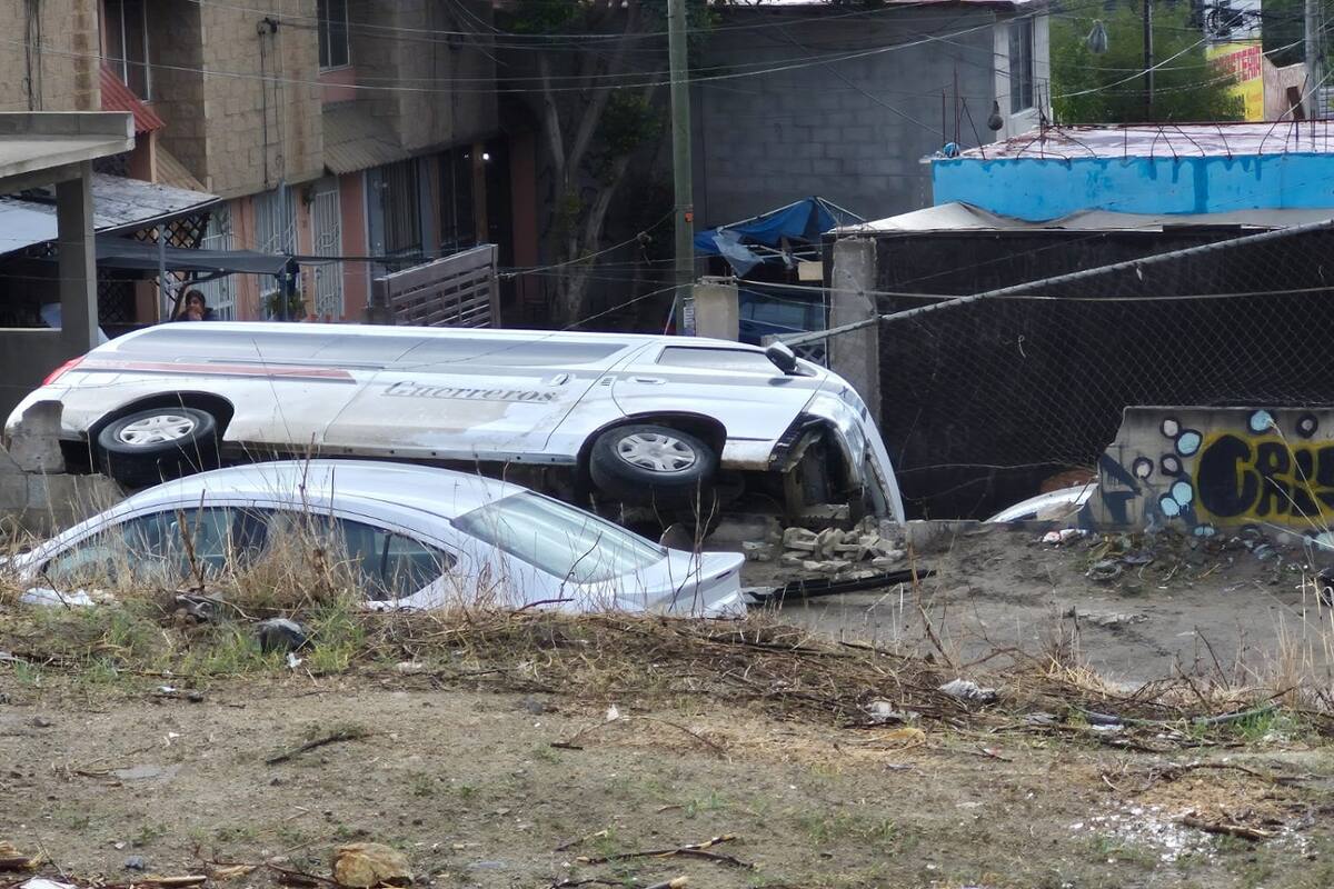 Camión de transporte de personal vuelca en Cañadas del Florido