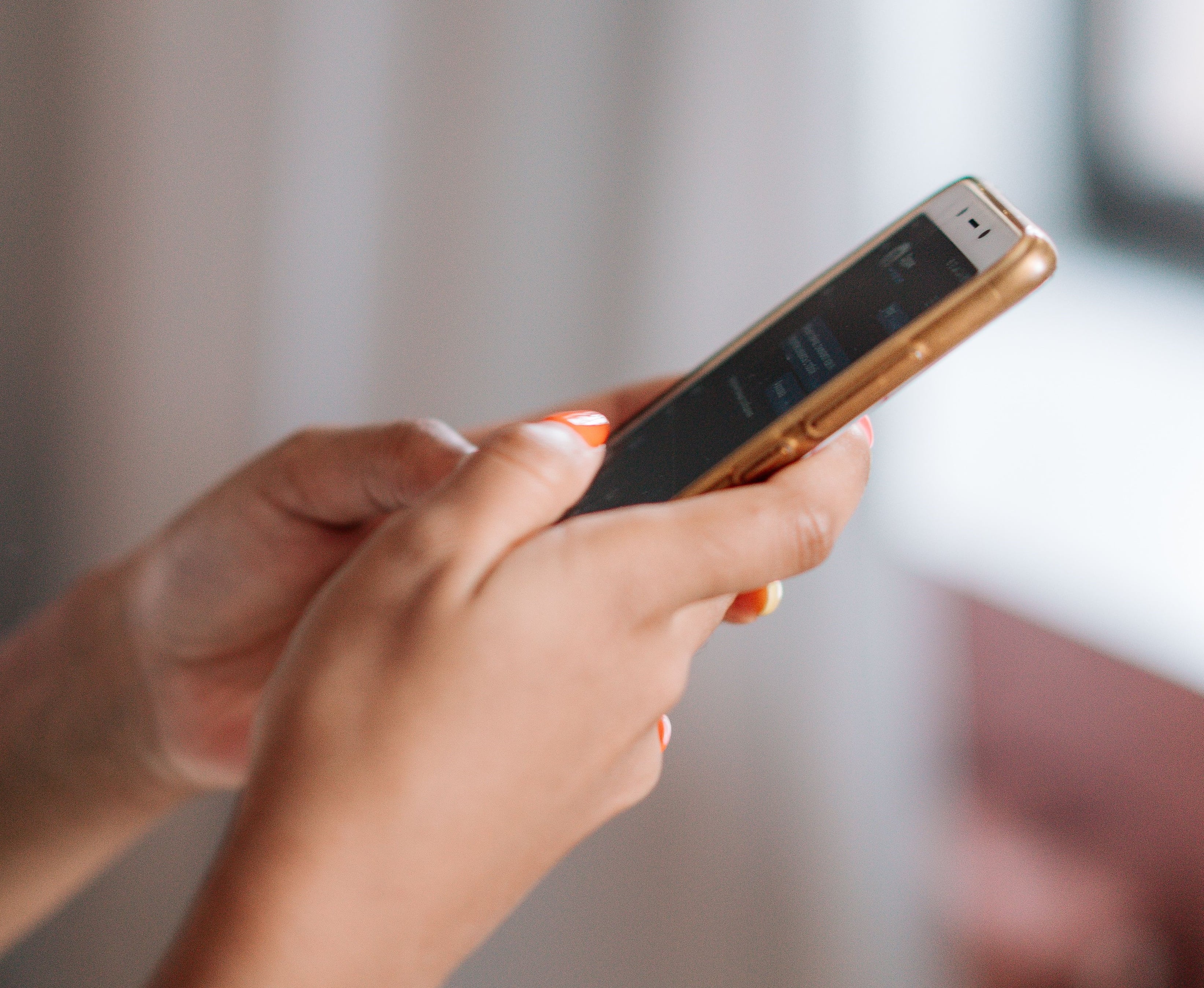 La presión por contestar mensajes rápidamente forma parte de los nuevos desafíos de la comunicación digital. Foto: Pexels