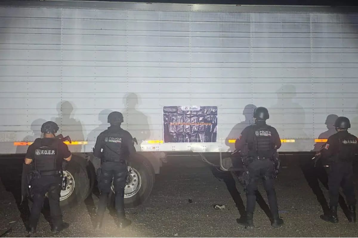 Más de 3 millones de pesos en chocolates viajaban en un tractocamión robado en Jalisco cuando policías lo localizaron en una autopista mientras tres hombres intentaban abrir la caja y huyeron al detectar la presencia de los agentes