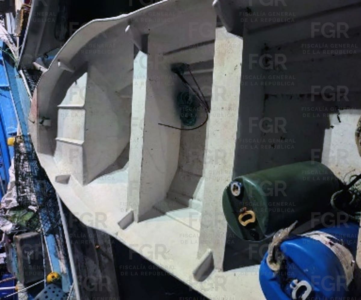 Una embarcación tipo manga fue asegurada por elementos de la Secretaría de Marina durante el operativo realizado en el muelle Tiburoneros. Foto: Cortesía