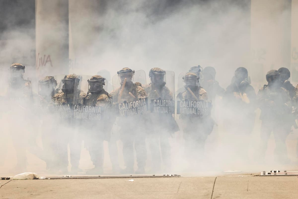LOS ANGELES (United States), 08/06/2025.- A protester confronts members of the California National Guard gathered outside of the Edward R. Roybal Federal Building in Los Angeles, California, USA, 08 June 2025. US President Donald Trump has deployed 2,000 National Guard troops, despite not receiving a request from the state of California for any additional assistance, following large protests against ongoing immigration enforcement raids in the Los Angeles area over the last couple of days. (Protestas) EFE/EPA/CAROLINE BREHMAN