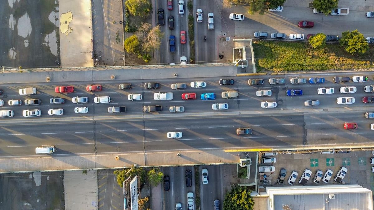 Se registra tráfico intenso sobre el bulevar Cuauhtémoc, donde largas filas avanzan a vuelta de rueda. Foto: Border Zoom