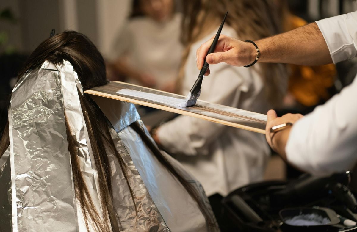 Trucos para disimular raíces sin tinte | Foto: Especial (canva)