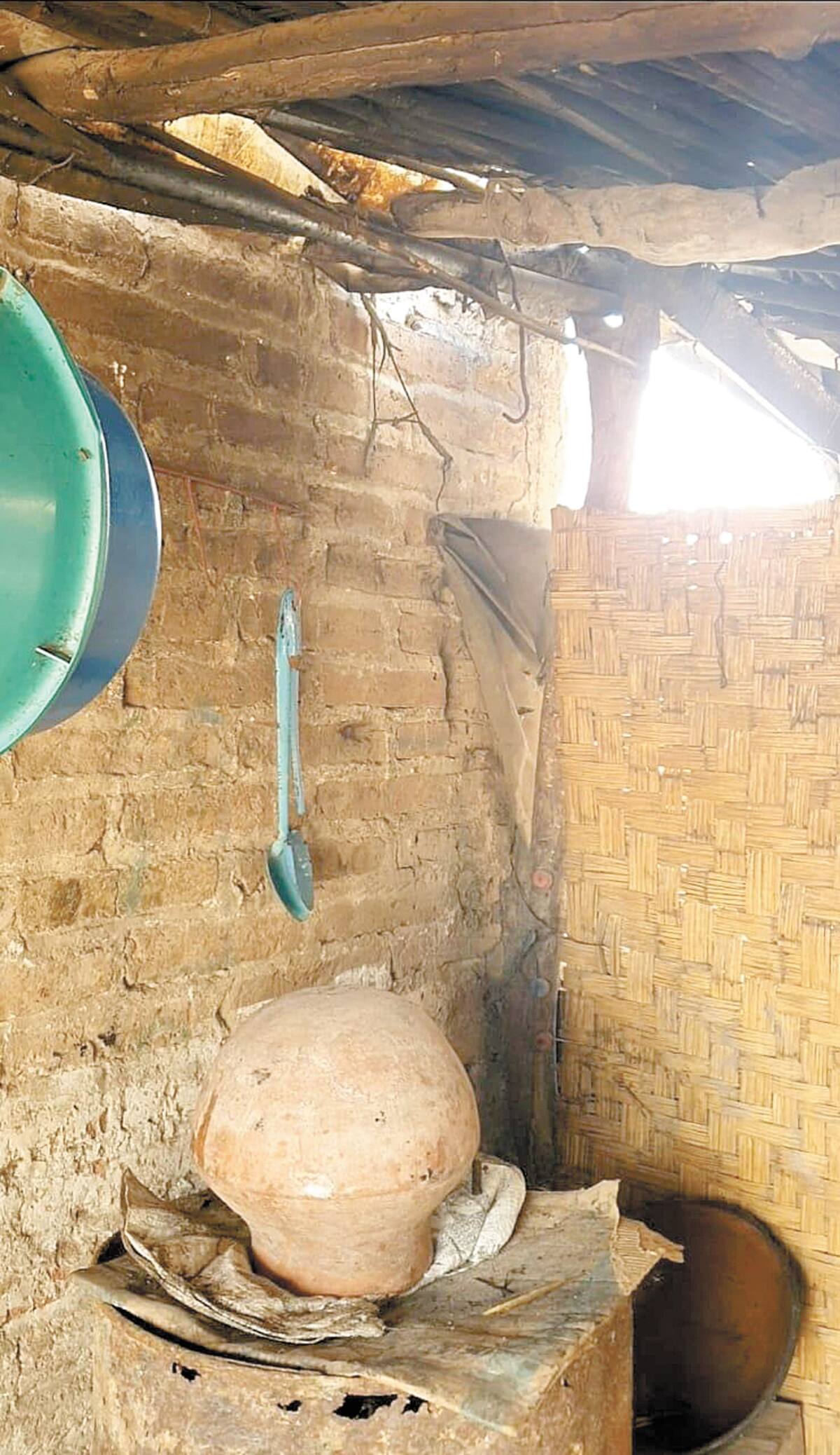 Es frecuente ver en comunidades y colonias viviendas de cartón, y lona que en poco ayudan a mitigar el frío o proteger de la lluvia a sus moradores.
