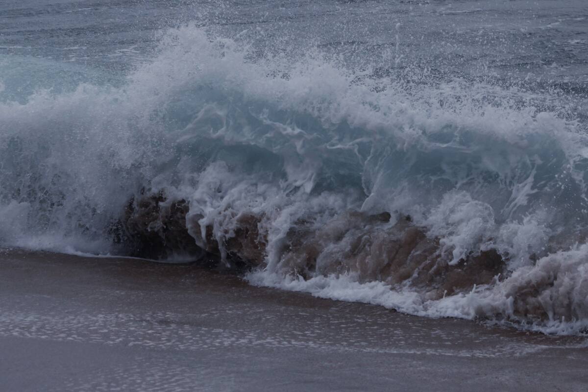 VIDEO: Mar “arroja” dos cadáveres humanos en Acapulco (Imágenes fuertes)