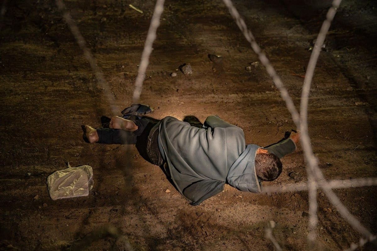 Un hombre de aproximadamente 45 años resultó lesionado tras caer del muro fronterizo, a la altura de la avenida Internacional de Tijuana. Foto: Border Zoom
