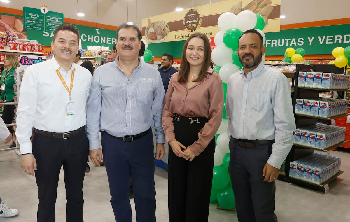 Raúl Reyes, Martín Moreno, Rosario Durán y Efraín Cruz, directivos de Abarrey, durante la apertura.